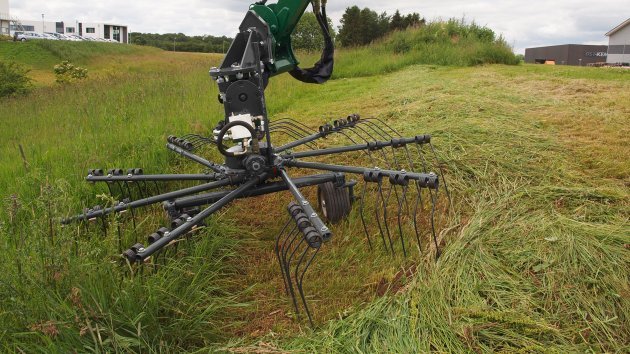 Rotorový shrnovač GreenTec odstraňuje trávu z příkopu