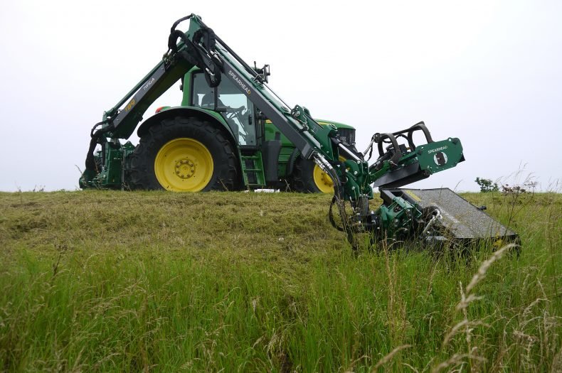 Příkopová ramena a zelený traktor