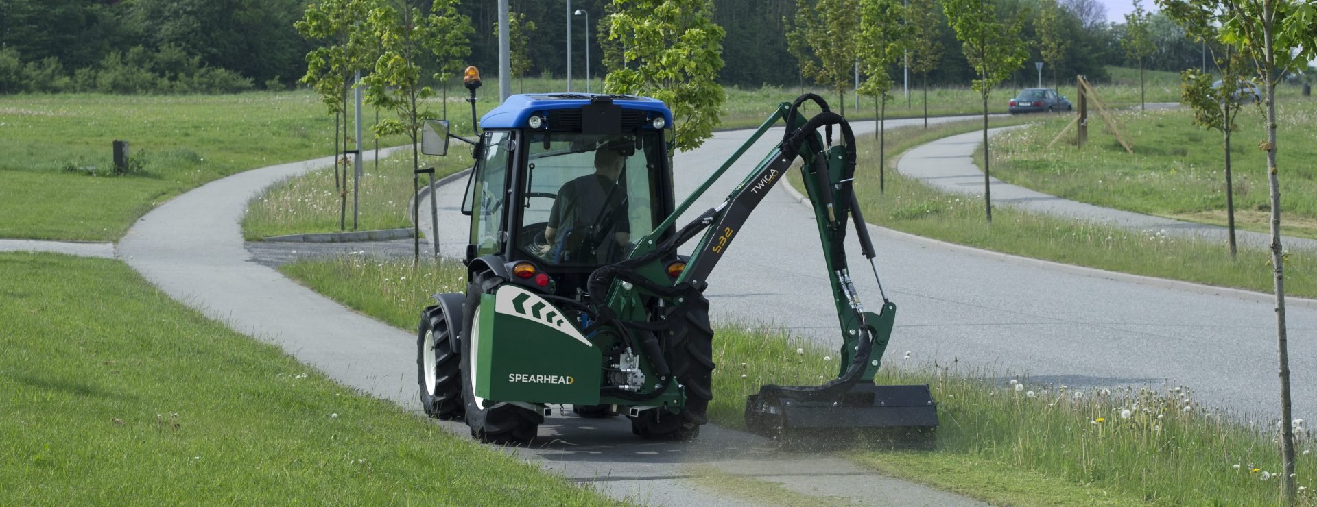 Traktor s příkopovým ramenem