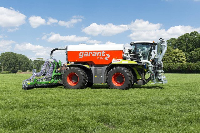Nástavbová cisterna pro Claas Xerion ST Nástavbová cisterna pro Claas Xerion ST