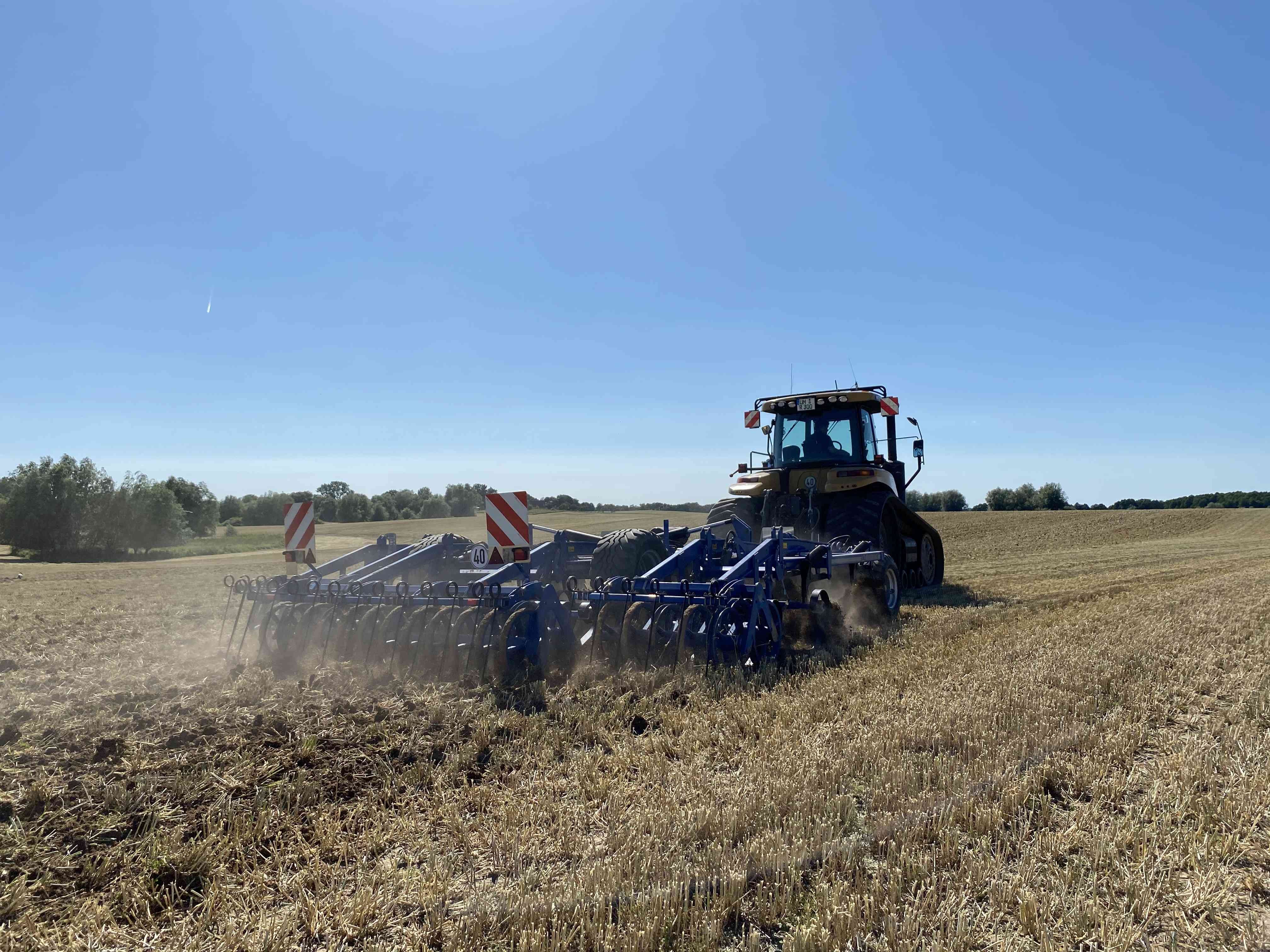 Univerzální kypřič QUADRO Köckerling na poli