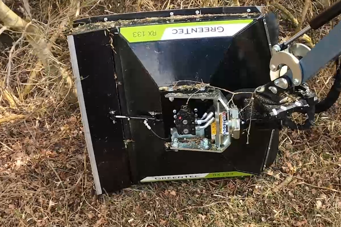 Rotorová mulčovací hlava GreenTec mulčuje větve Rotorová mulčovací hlava GreenTec mulčuje větve