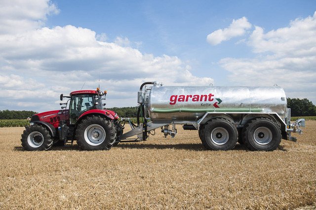 Červený traktor a stříbrná tandemová cisterna ze strany Červený traktor a stříbrná tandemová cisterna ze strany